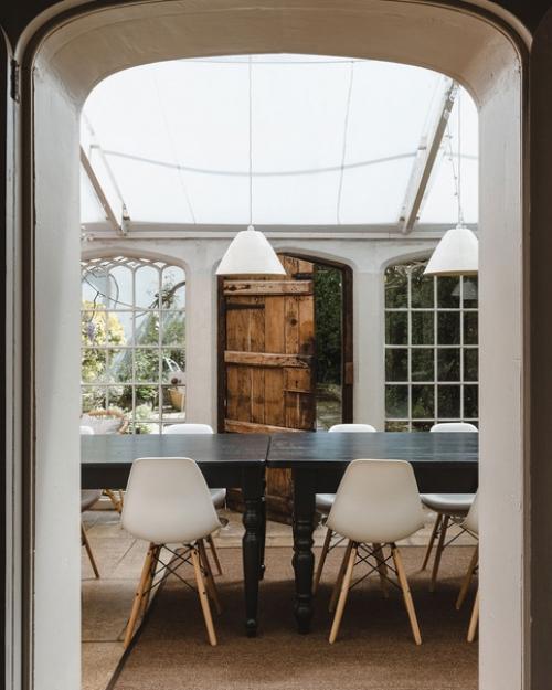 Этот частный коттедж в Англии был построен еще в 19 веке и очень напоминает замок. 01