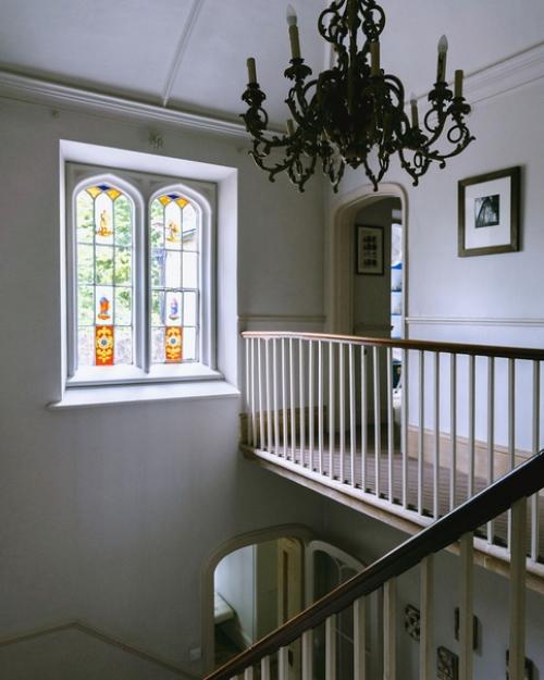 Этот частный коттедж в Англии был построен еще в 19 веке и очень напоминает замок. 06