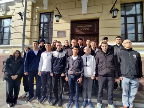 Курсанты первых курсов факультета подготовки следователей волгоградской академии МВД России посетили волгоградский областной краеведческий музей. 04