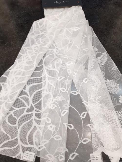 В последнее время становятся популярны легкие кружевные занавески в интерьере городской квартиры, дома. 09