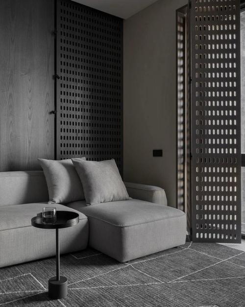 Дизайнеры Дарья Максимова и Ася Анциферова спроектировали интерьер с обилием темных красок для семьи с детьми. 01