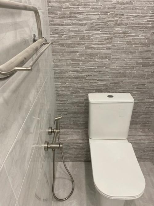 Ремонт ванной комнаты в современном стиле выполнили. 04