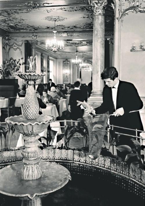 Важные жизненные события и праздники в советской Москве часто отмечались жителями с размахом в лучших ресторанах столицы. 02