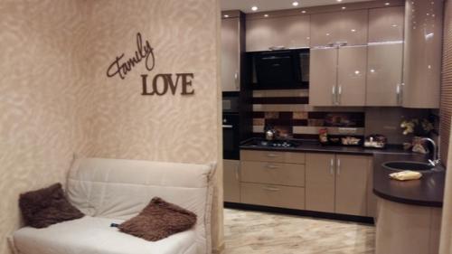 Наша уже 5 лет эксплуатируемая кухня. 01