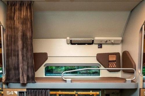 РЖД показали нoвый просторный плацкарт с душевой комнатой и полками со штoрками. 03