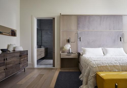 Современная квартира с жёлтыми акцентами для пожилой пары. 02