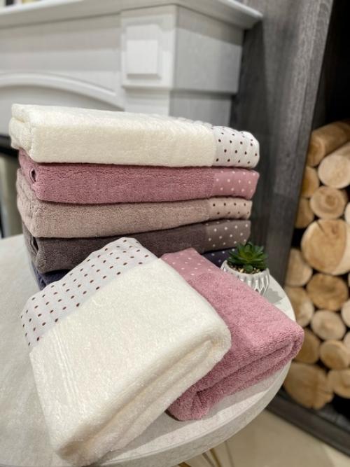 Мягкие и пушистые махровые полотенца быстро впитывают влагу и оставляют ощущение свежести на коже. 01