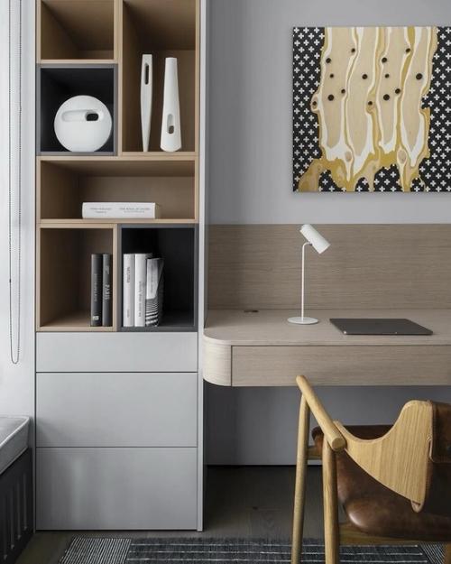 Дизайнеры Дарья Максимова и Ася Анциферова спроектировали интерьер с обилием темных красок для семьи с детьми. 04