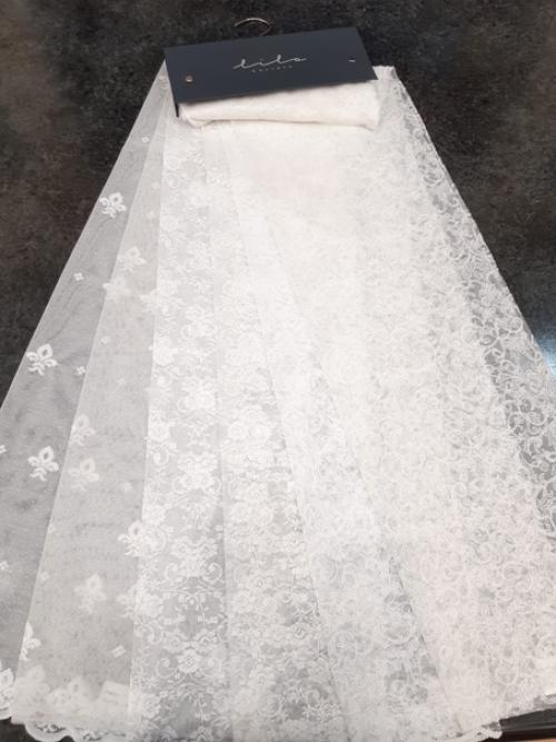 В последнее время становятся популярны легкие кружевные занавески в интерьере городской квартиры, дома. 08