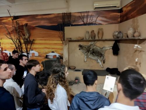 Курсанты первых курсов факультета подготовки следователей волгоградской академии МВД России посетили волгоградский областной краеведческий музей. 03