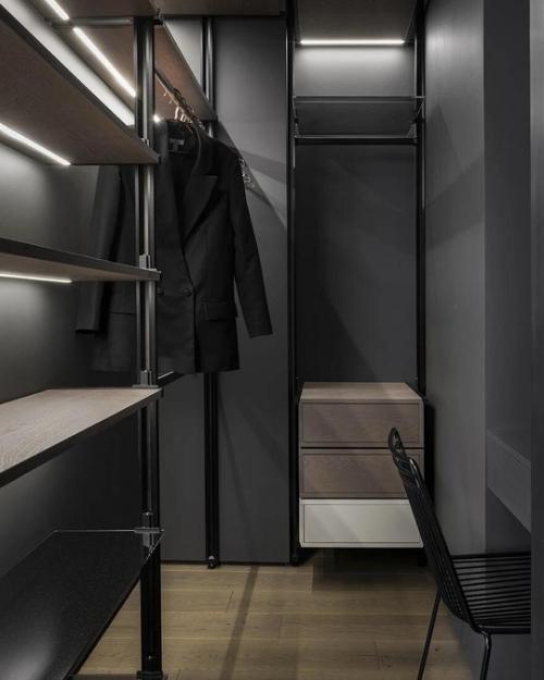 Дизайнеры Дарья Максимова и Ася Анциферова спроектировали интерьер с обилием темных красок для семьи с детьми. 06