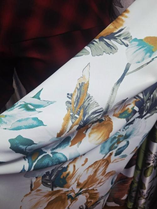 Интерьер выдержан в единых тонах, мебель и стены спокойный однотон. 04