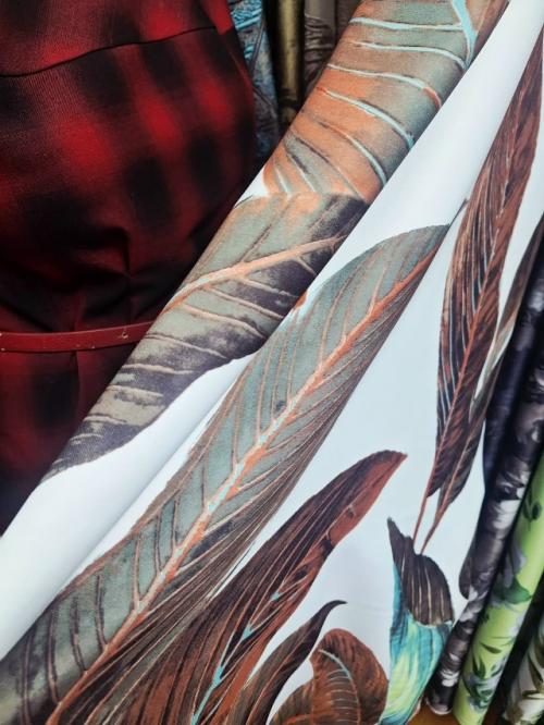 Интерьер выдержан в единых тонах, мебель и стены спокойный однотон. 02