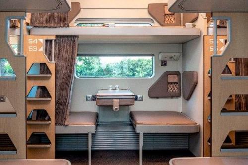 РЖД показали новый просторный плацкарт с душевой комнатой и полками со шторками. 02