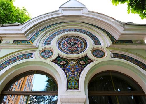 Давно собиралась рассмотреть поближе интересное здание на ленинградском проспекте. 04