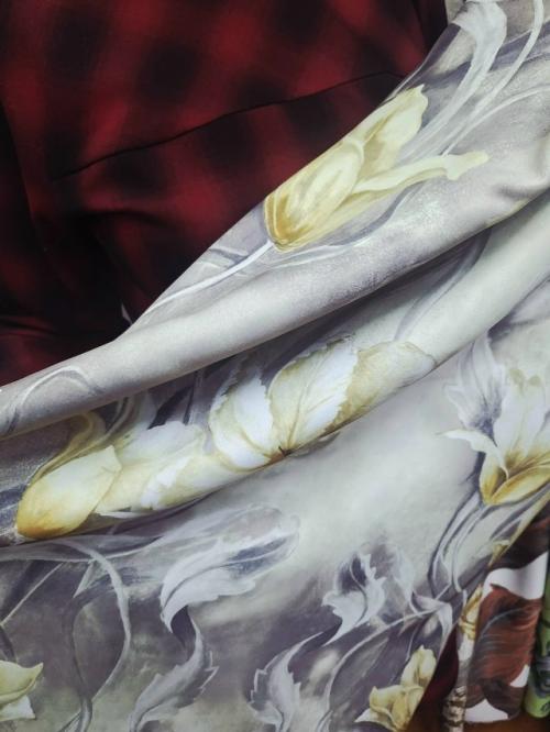 Интерьер выдержан в единых тонах, мебель и стены спокойный однотон. 05