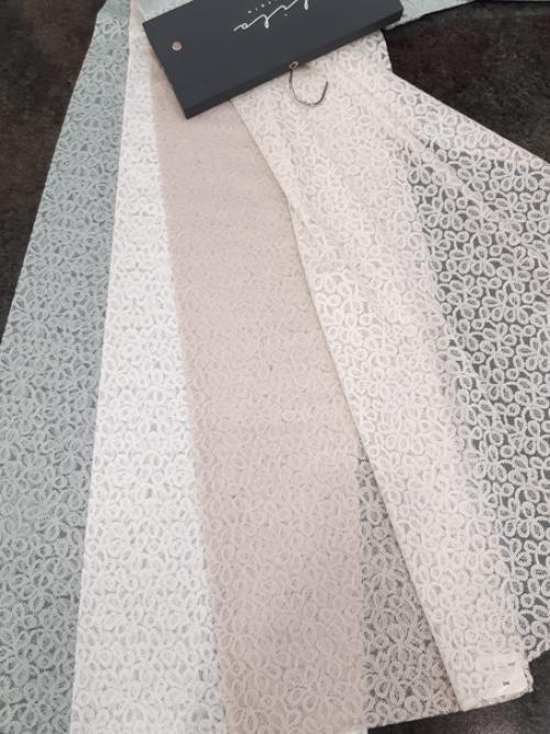 В последнее время становятся популярны легкие кружевные занавески в интерьере городской квартиры, дома. 06