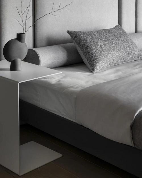 Дизайнеры Дарья Максимова и Ася Анциферова спроектировали интерьер с обилием темных красок для семьи с детьми. 05