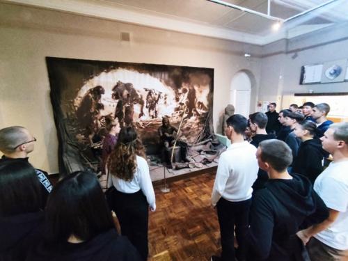 Курсанты первых курсов факультета подготовки следователей волгоградской академии МВД России посетили волгоградский областной краеведческий музей. 02