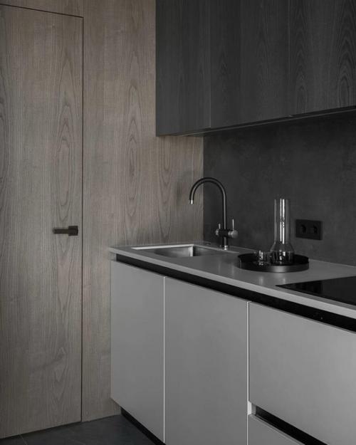 Дизайнеры Дарья Максимова и Ася Анциферова спроектировали интерьер с обилием темных красок для семьи с детьми. 03