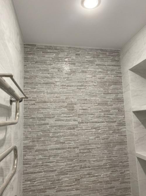 Ремонт ванной комнаты в современном стиле выполнили. 03