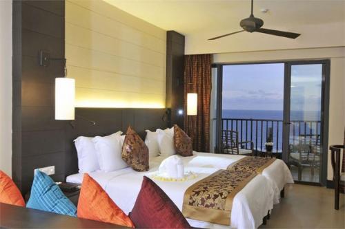 Чтобы пережить осень и зиму нужны: чемодан, самолет, море. 09