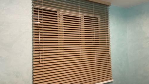 Горизонтальные деревянные жалюзи 50 мм в оттенке Венге в кабинет, в спальни и гостиную оттенок эвкалипт. 03