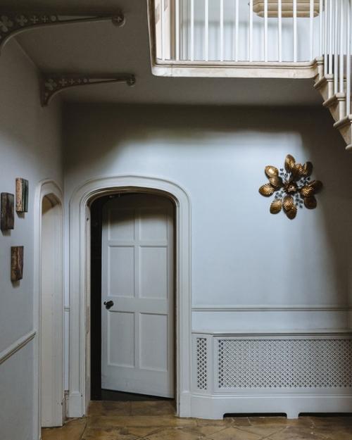 Этот частный коттедж в Англии был построен еще в 19 веке и очень напоминает замок. 03