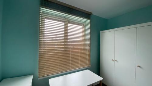 Горизонтальные деревянные жалюзи 50 мм в оттенке Венге в кабинет, в спальни и гостиную оттенок эвкалипт. 04