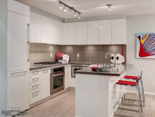 Дизайн маленькой кухни с барной стойкой. 08