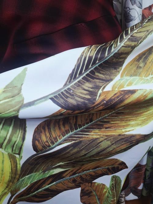 Интерьер выдержан в единых тонах, мебель и стены спокойный однотон. 03