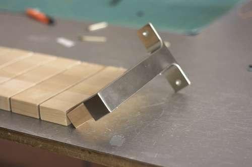 Сделать полку своими руками не очень уж и сложно. 06