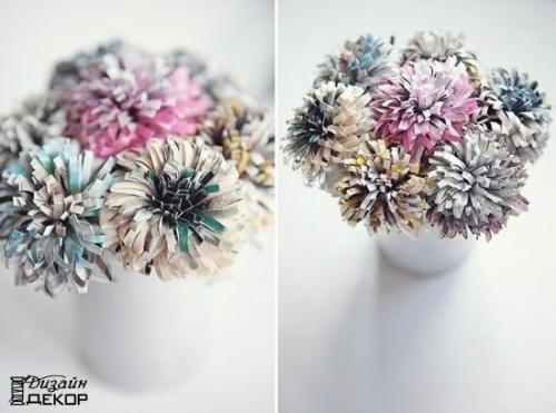 Не выбрасывайте старые журналы, из них получаются очень яркие и красивые цветочки!