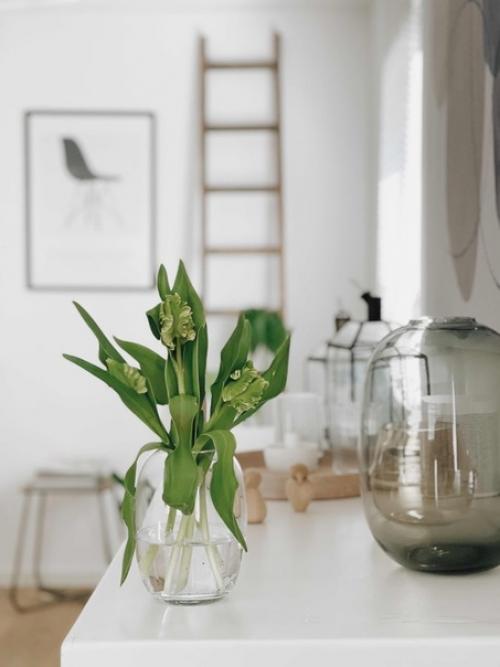 Пастельные тона и теплые древесные оттенки сразу захватают внимание при первом взгляде на интерьер этого дома. 01