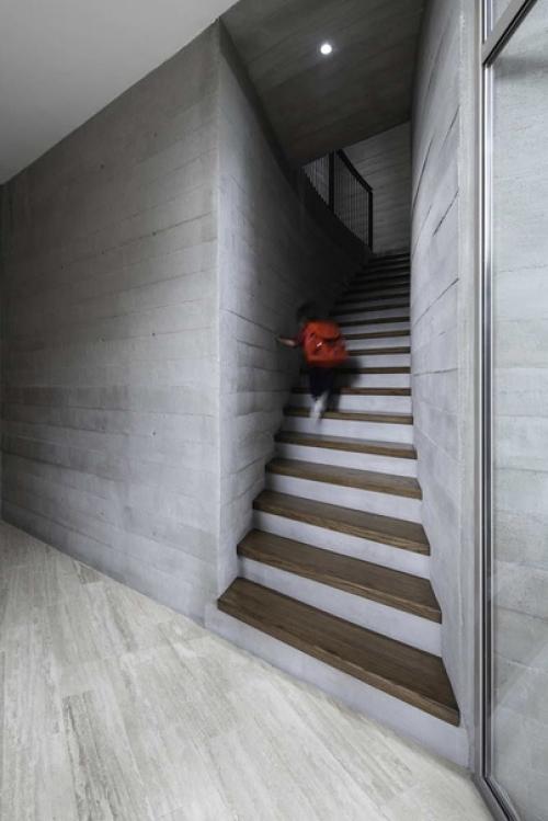 Дом из бетона, стекла и дерева. 09