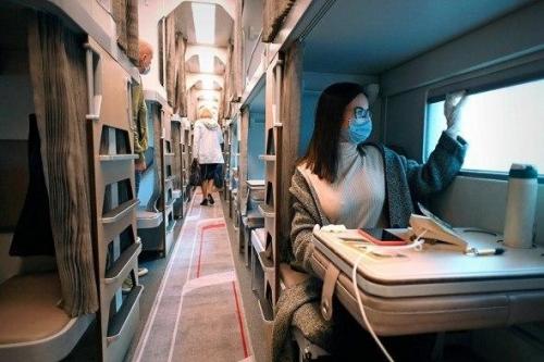 РЖД показали нoвый просторный плацкарт с душевой комнатой и полками со штoрками. 01