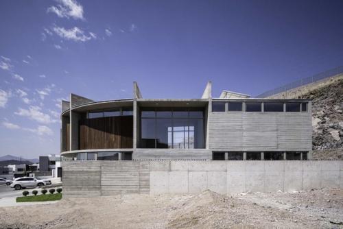 Дом из бетона, стекла и дерева. 04