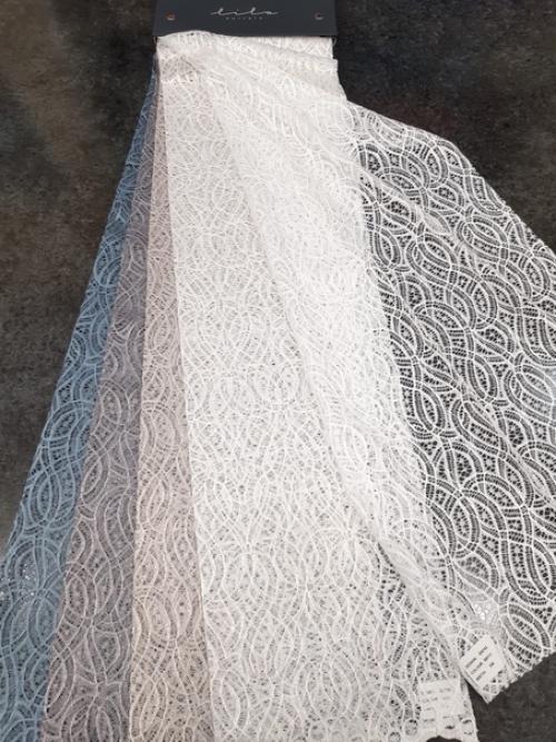 В последнее время становятся популярны легкие кружевные занавески в интерьере городской квартиры, дома. 02