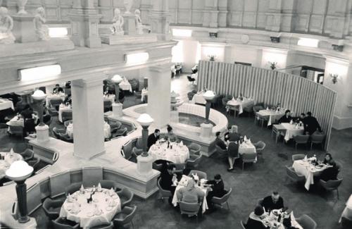 Важные жизненные события и праздники в советской Москве часто отмечались жителями с размахом в лучших ресторанах столицы. 01