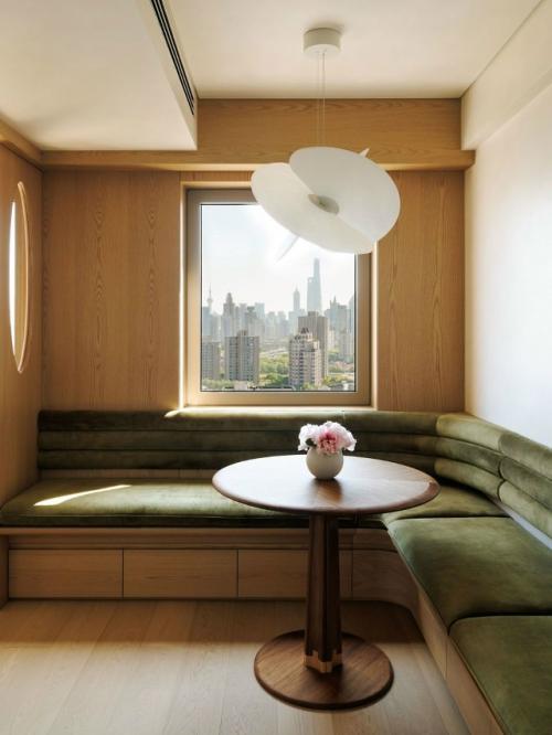 Очень красивый пример того, как минимализм может быть не холодным, а наполненным теплом и атмосферой. 05