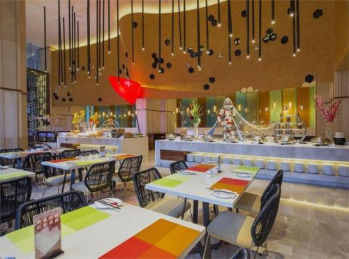 Чтобы пережить осень и зиму нужны: чемодан, самолет, море. 08