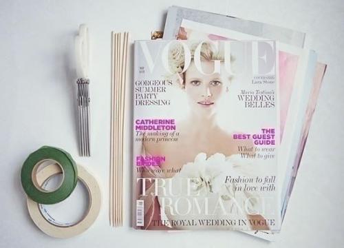 Не выбрасывайте старые журналы, из них получаются очень яркие и красивые цветочки! 01