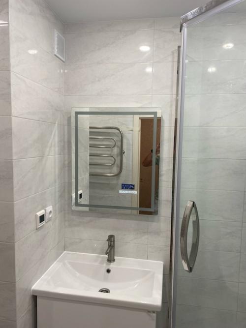 Ремонт ванной комнаты в современном стиле выполнили. 02