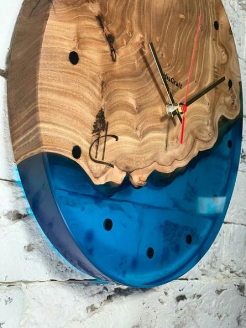 Часы из массива и эпоксидной смолы большой популярностью пользуются. 03