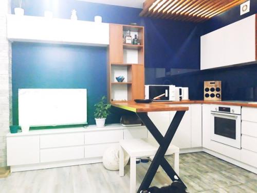 Оцените кухню.  Стоило ли фартук делать не из прозрачного стекла? 01