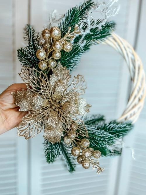 Такой венок можно разместить в нескольких местах в доме, в зависимости от ваших предпочтений и стиля интерьера: 02