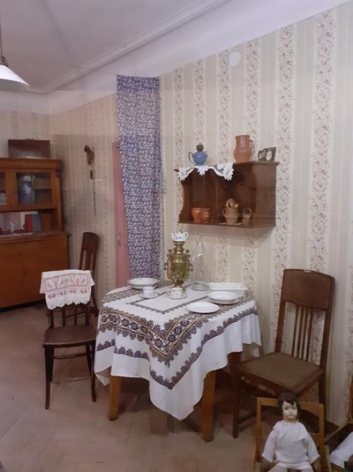 Петербург не зря называют Столицей Коммуналок, до сих пор каждый восьмой житель проживает в такой квартире. 02