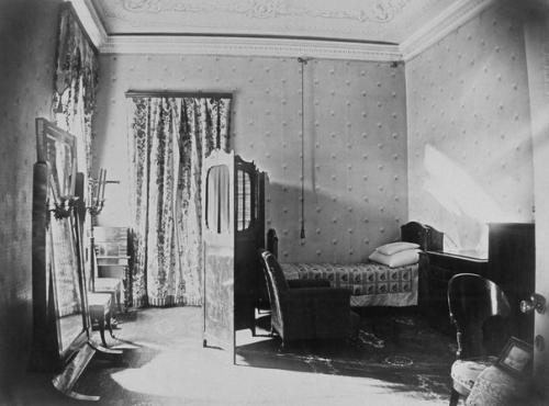 17 ноября, согласно народным поверьям, принято было сидеть дома, не покидать жилище, чтобы не встретиться с нечистой силой. 06