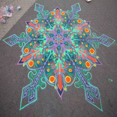 Художник из Нью-йорка под псевдонимом Joemangrum рисует невероятно красивые картины на улицах и площадях города. 05