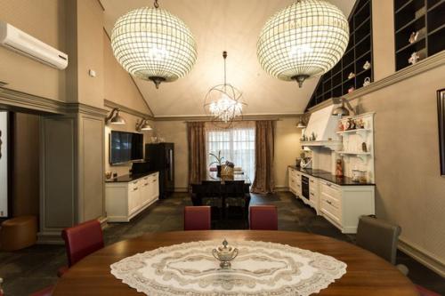 В Новосибирске продают дизайнерский коттедж с бегемотами за 40 миллионов. 01